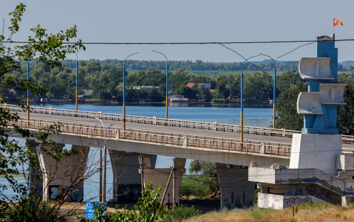 La Russie crée un pont flottant après que les forces ukrainiennes ont détruit un lien clé