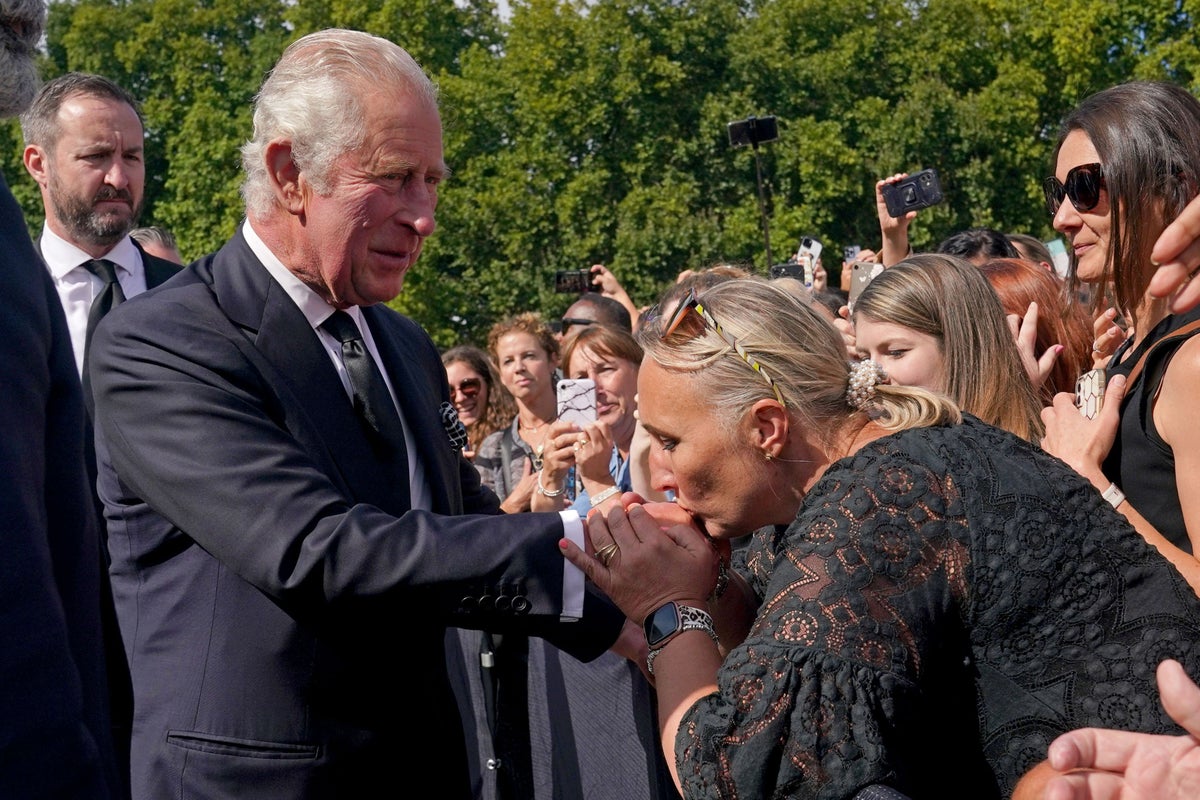 Acclamations et bisous pour le roi alors que Charles salue les sympathisants à l'extérieur du palais