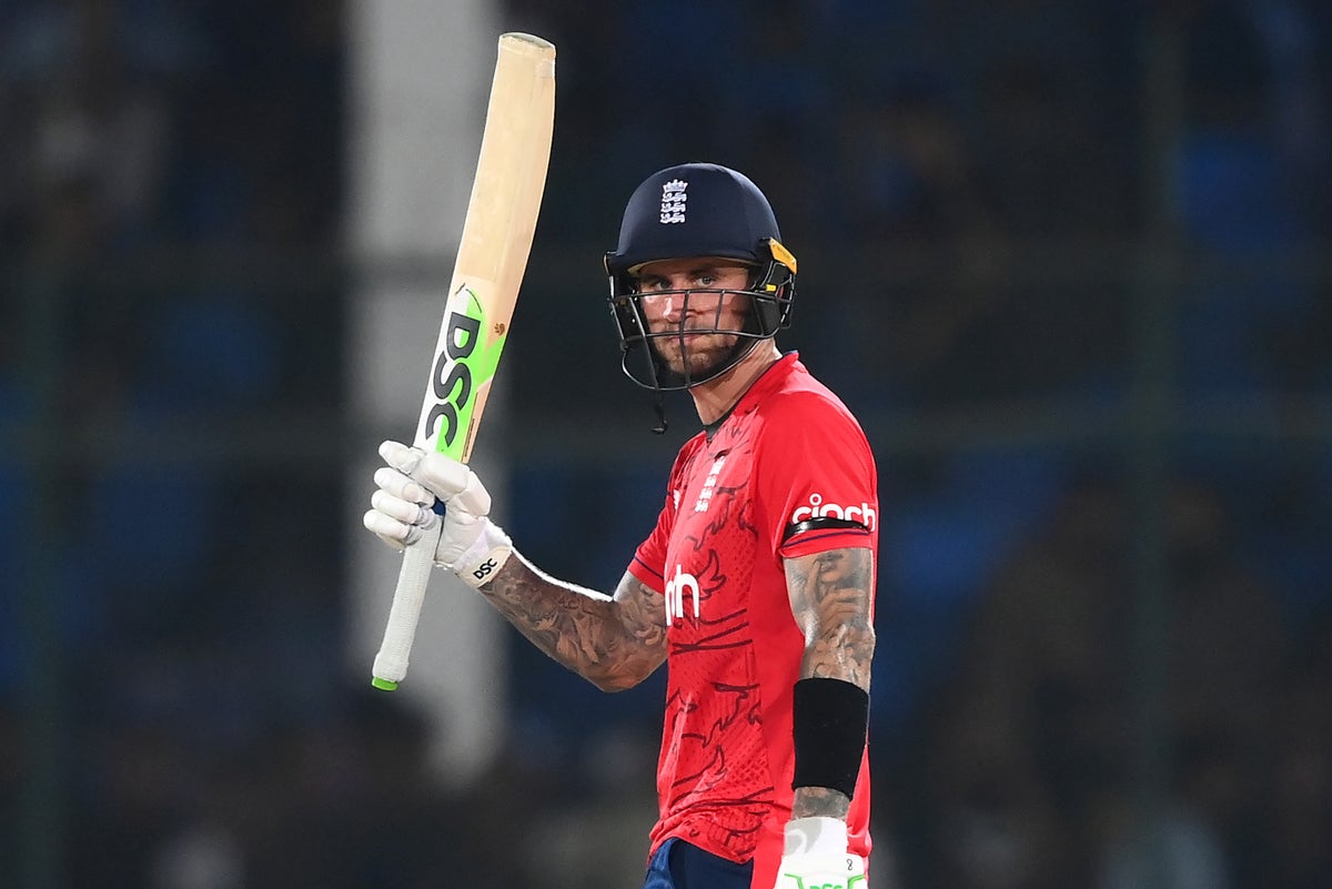 Alex Hales et Luke Wood impressionnent alors que l'Angleterre bat le Pakistan par six guichets lors du premier T20