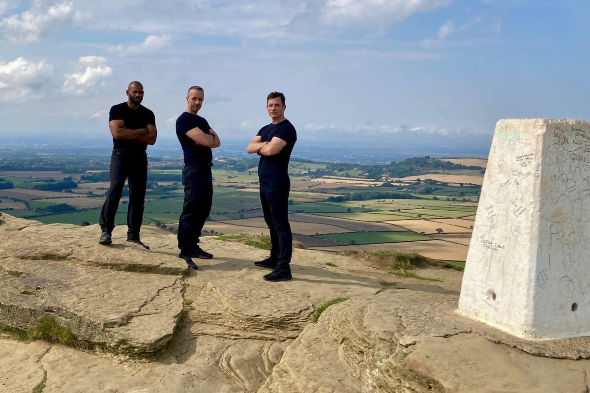 Des stars chassées escaladent les plus hauts sommets de Grande-Bretagne pour collecter 50 000 £ pour le traitement du cancer