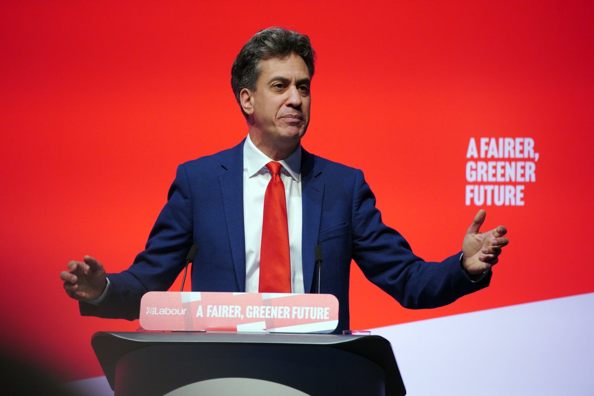 Ed Miliband se moque de Rees-Mogg du « 19e siècle » et l'accuse de « déni climatique »