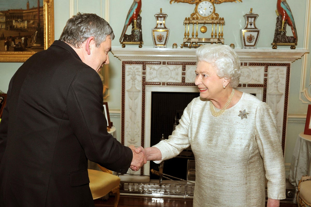 Elizabeth II était "très compréhensive" des problèmes financiers mondiaux - Gordon Brown