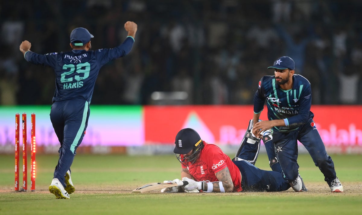 L'Angleterre chute en finale alors que le Pakistan nivelle la série T20 avec une victoire palpitante à Karachi