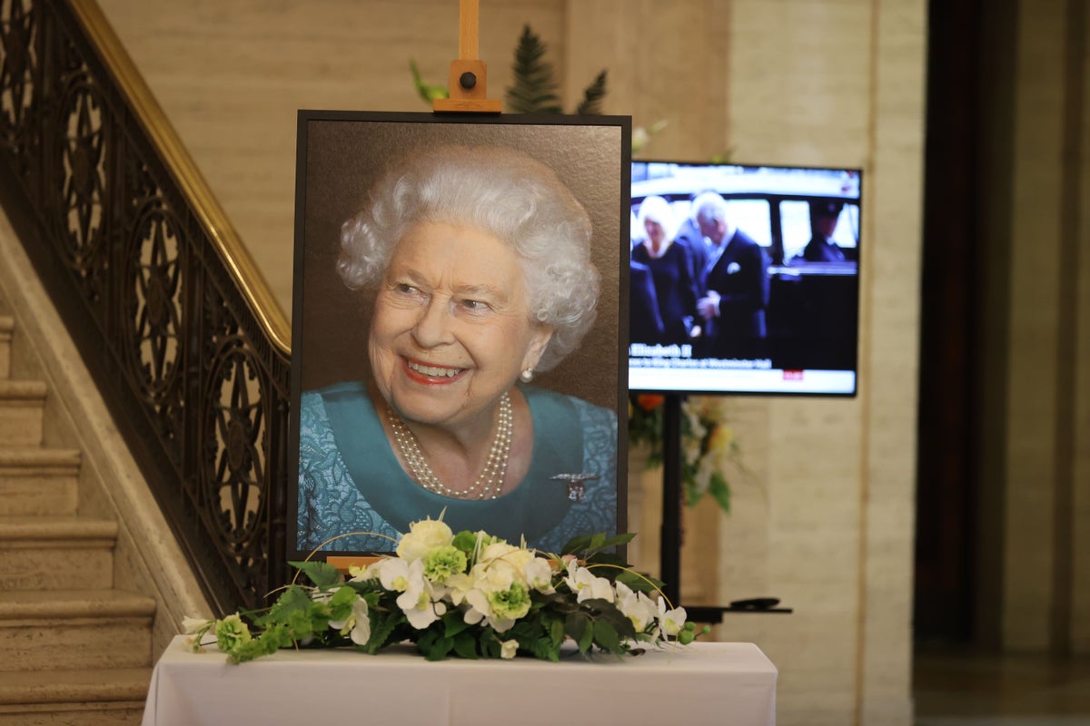 Le courage de la reine salué alors que les députés rendent hommage au "plus grand monarque de tous les temps"