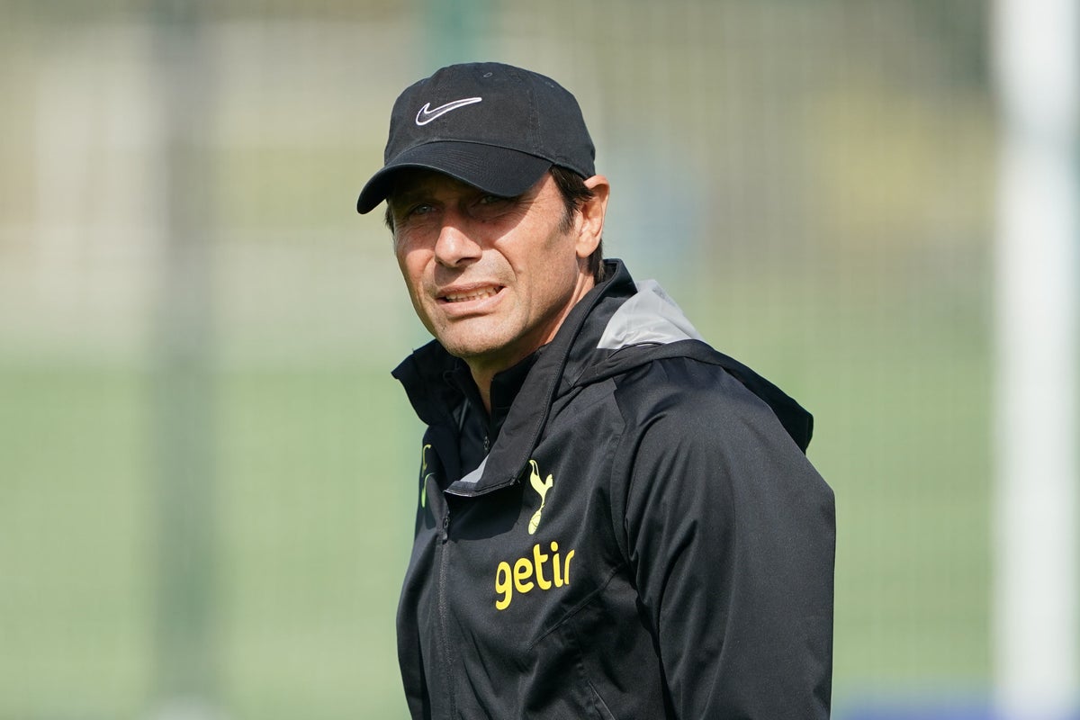 Le patron de Tottenham, Antonio Conte, révèle qu'il s'est rendu au palais de Buckingham après la mort de Queen