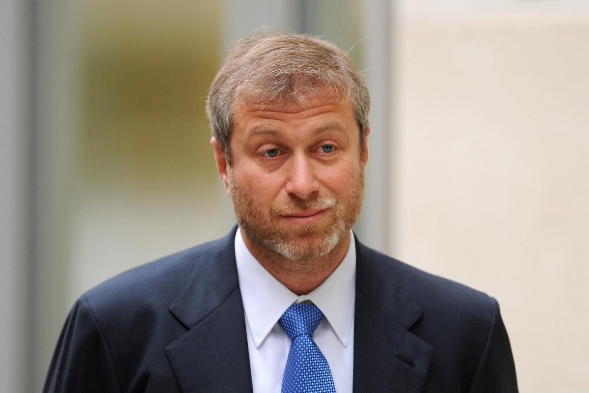 Un Britannique libéré de captivité dit que Roman Abramovich les a accueillis dans l'avion