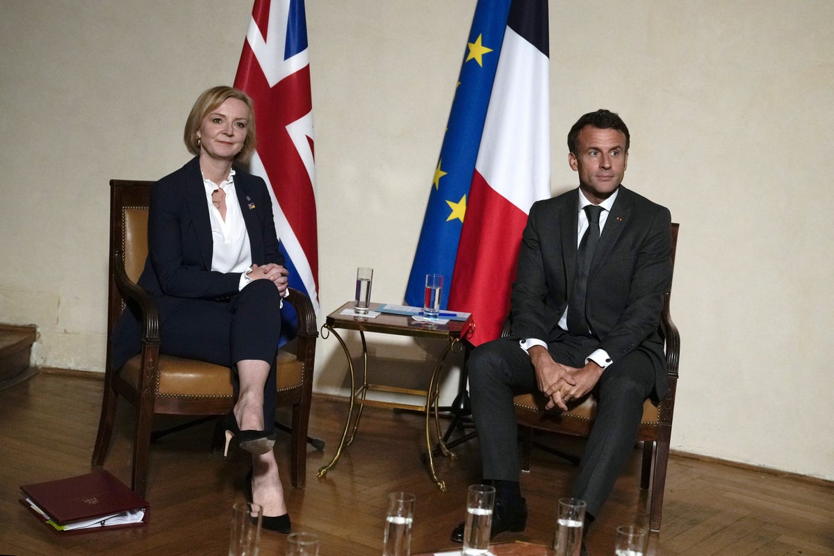 Truss et "ami" Macron signalent des progrès sur la traversée de la Manche