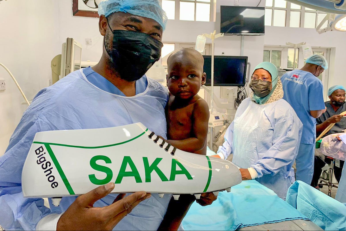 Arsenal et l'Anglais Bukayo Saka aident à fournir aux enfants nigérians des opérations qui changent la vie