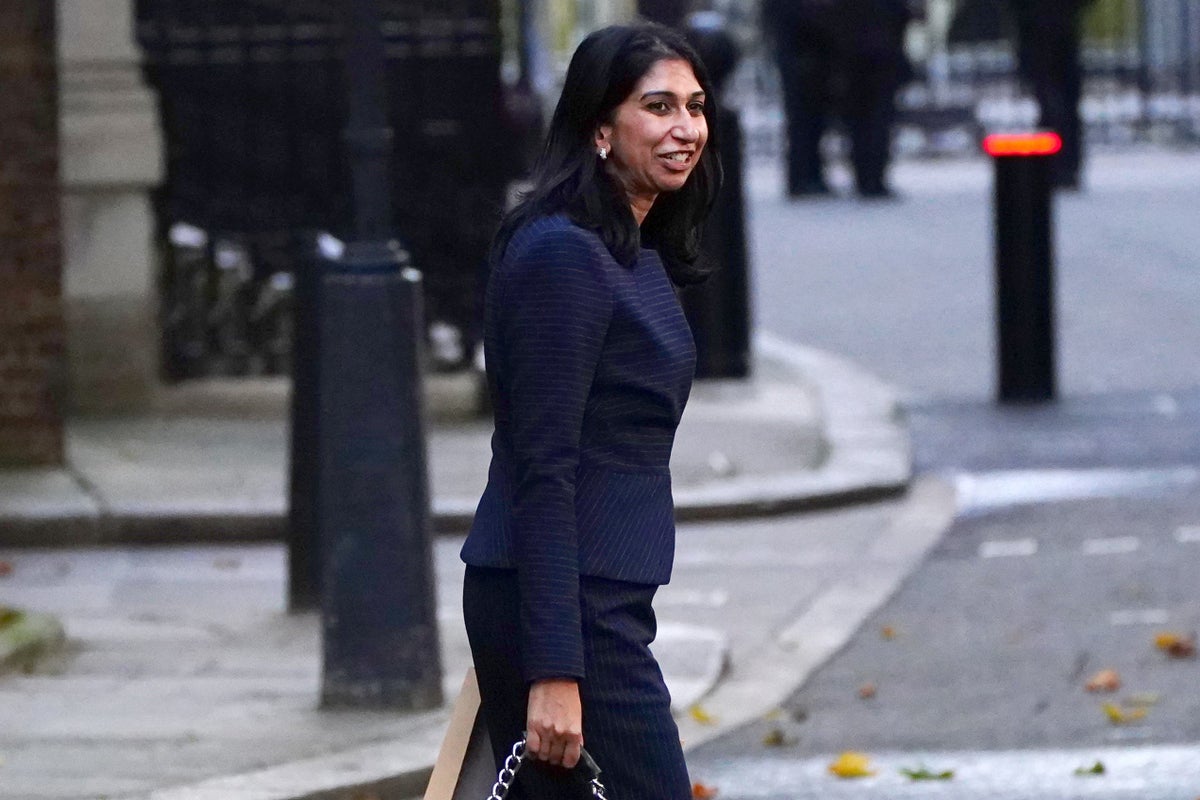 Braverman sous pression pour résoudre la crise des migrants alors que la menace juridique se profile