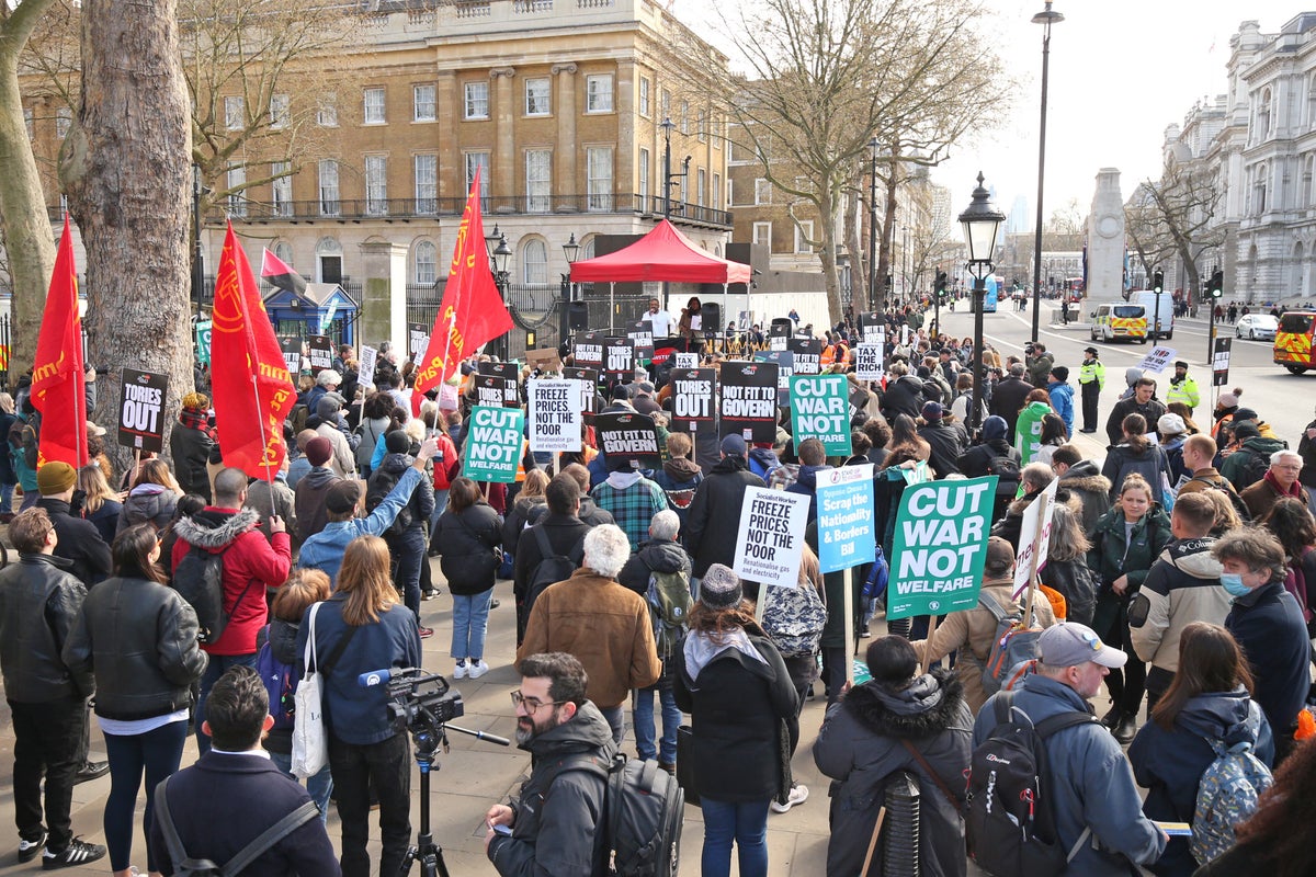 Des milliers de personnes se joignent à la manifestation d'austérité et appellent à des élections générales