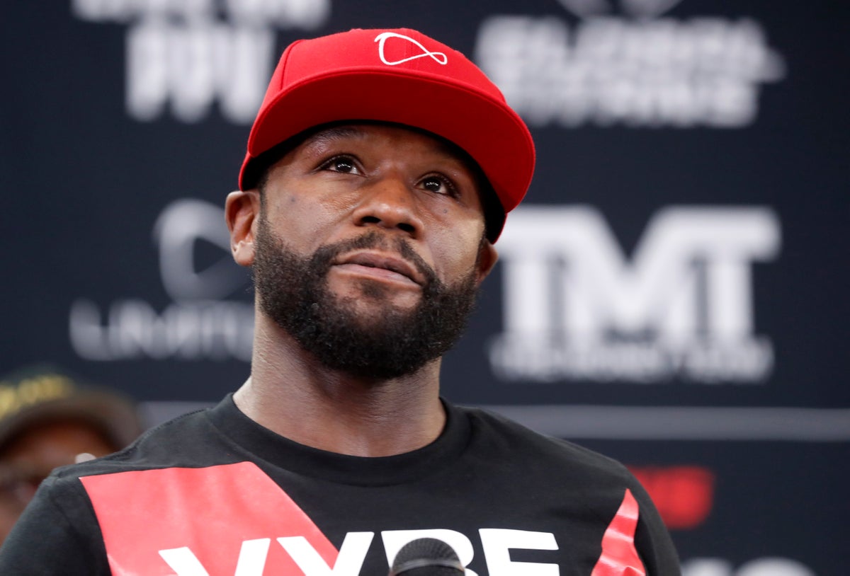 Floyd Mayweather arrête Deji dans une exposition lors d'une nuit farfelue après l'affrontement de Tommy Fury et Jake Paul
