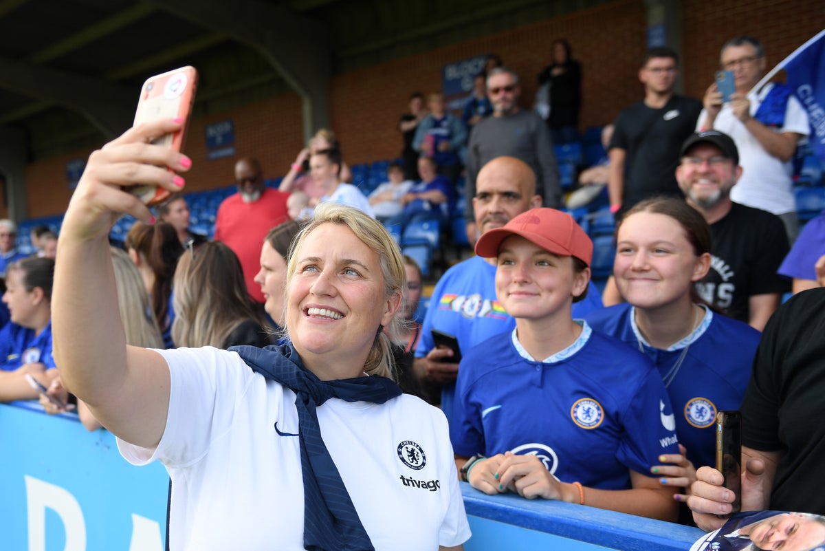 La manager de Chelsea, Emma Hayes, vise le retour de la ligne de touche ce mois-ci