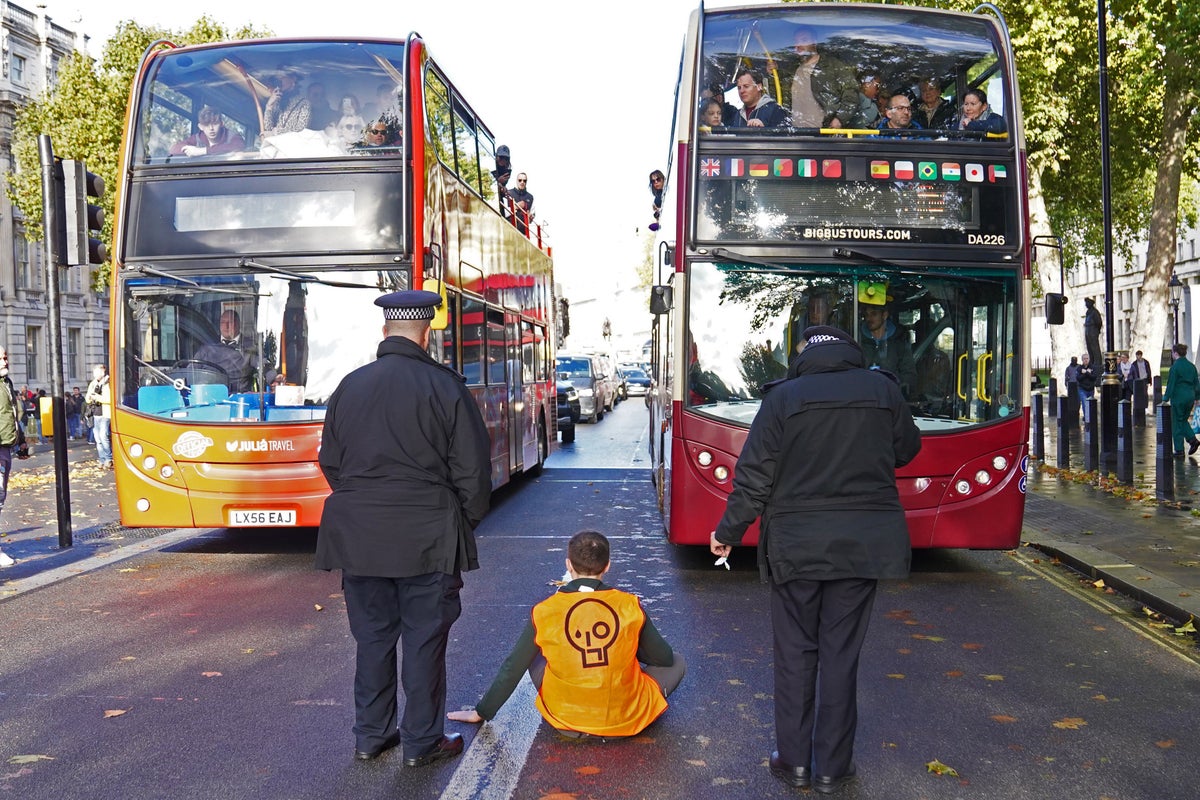 Les membres de Just Stop Oil tentent d'escalader les portes de Downing Street le 32e jour d'action