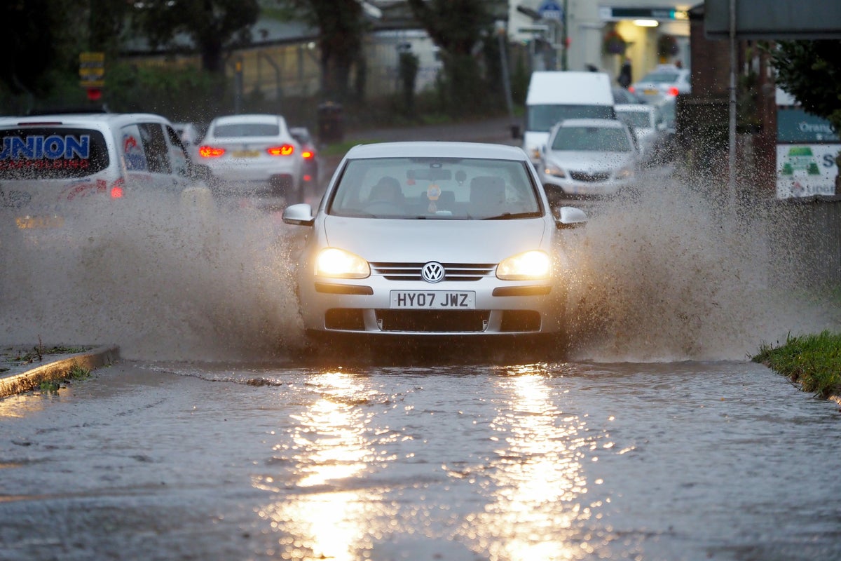 Les orages devraient apporter plus de perturbations après que de fortes averses ont provoqué des inondations
