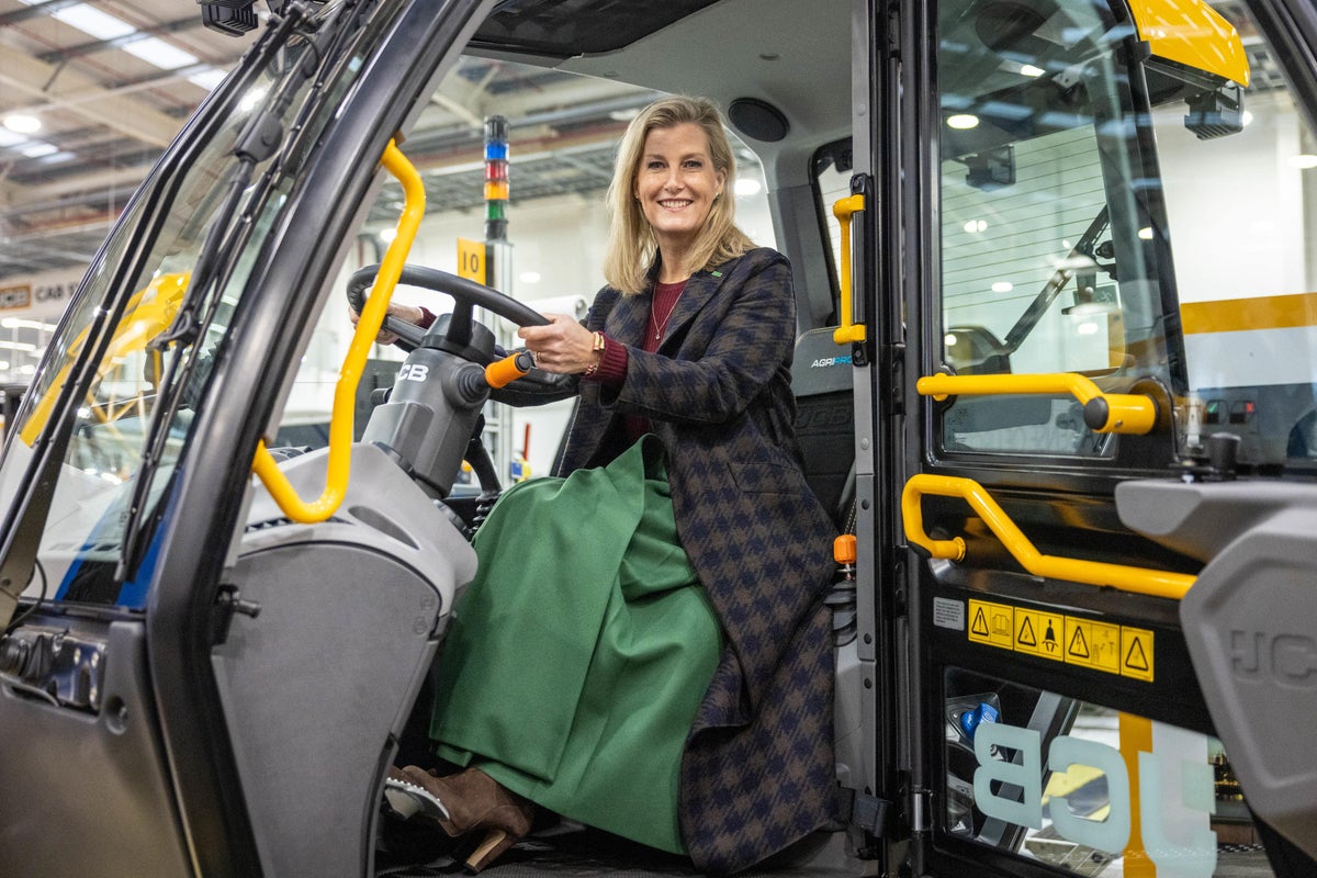 Sophie ouvre une nouvelle usine JCB de 100 millions de livres sterling et reçoit un chèque de charité pour NSPCC