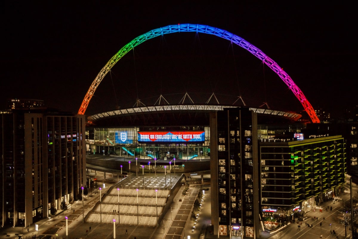 Wembley s'illumine aux couleurs de l'arc-en-ciel alors que l'Angleterre affronte les États-Unis à la Coupe du monde 2022 après la rangée de brassards " OneLove "