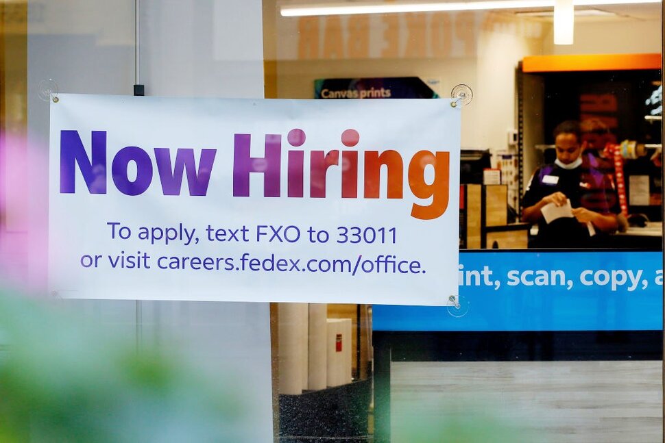 Les demandes de chômage atteignent 230 000 alors que l'économie ralentit |  Économie