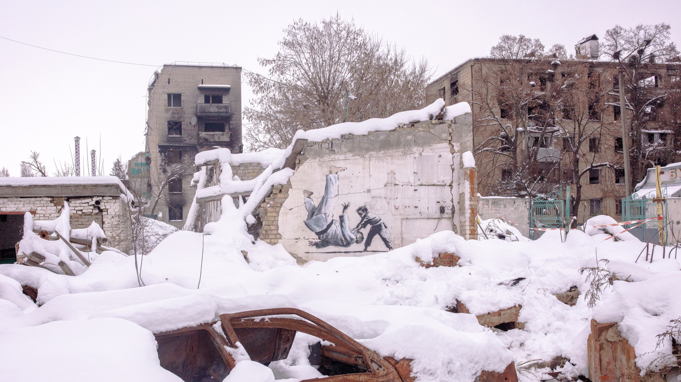 La vie dans une ville ukrainienne : Russes déchaînés, coupures d'électricité, visite de Banksy