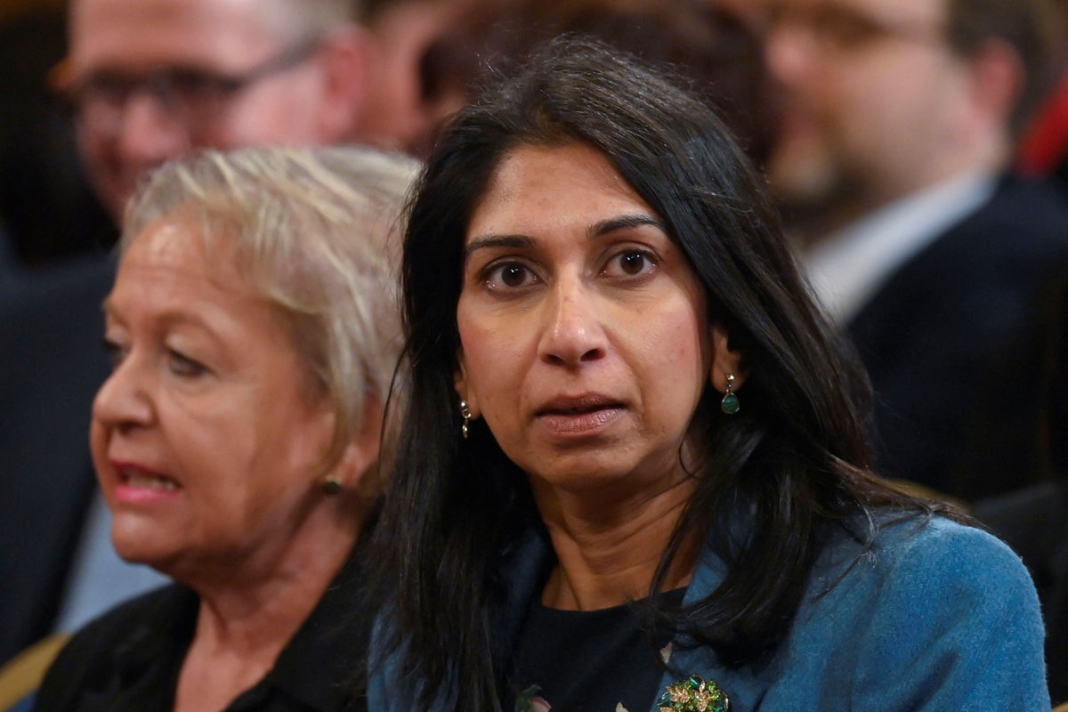 La «rhétorique folle» de Braverman sur les migrants attisant le racisme, selon un conseiller sortant