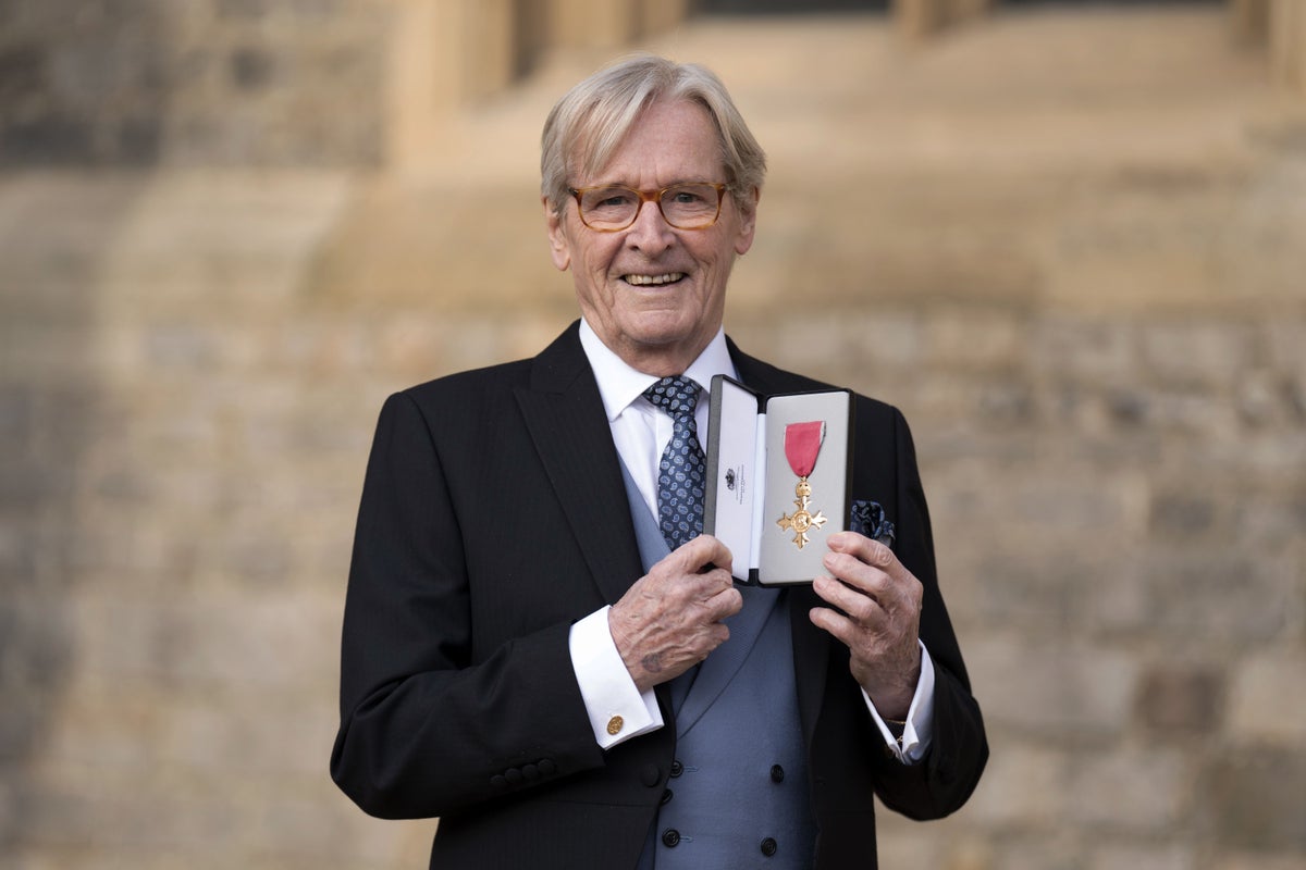 La star du savon William Roache compare les charges de travail avec King lors de la cérémonie d'investiture