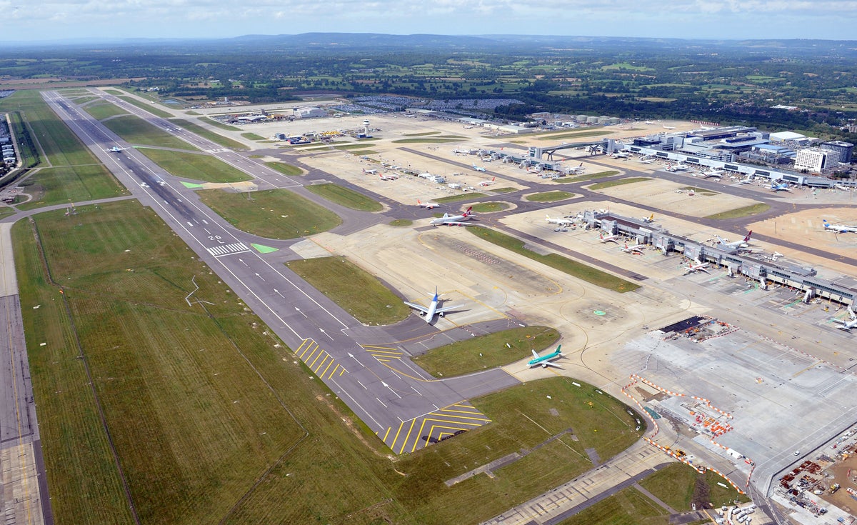 Le corps d'un homme retrouvé dans le train d'atterrissage d'un avion qui a volé de la Gambie à Gatwick