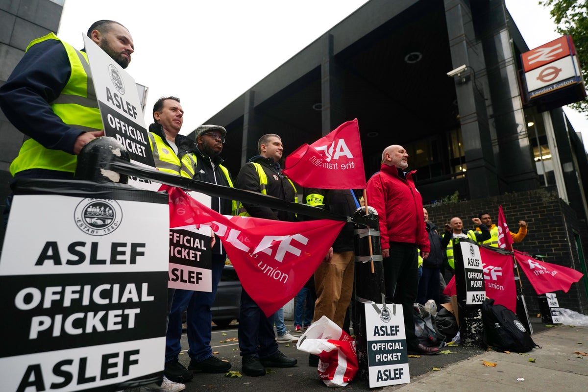 Le n°10 exhorte les syndicats du secteur public à annuler les grèves "inutiles"