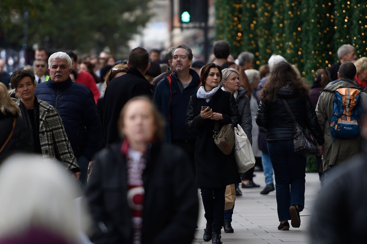 Les acheteurs réduisent leurs dépenses alors que le coût de la vie augmente