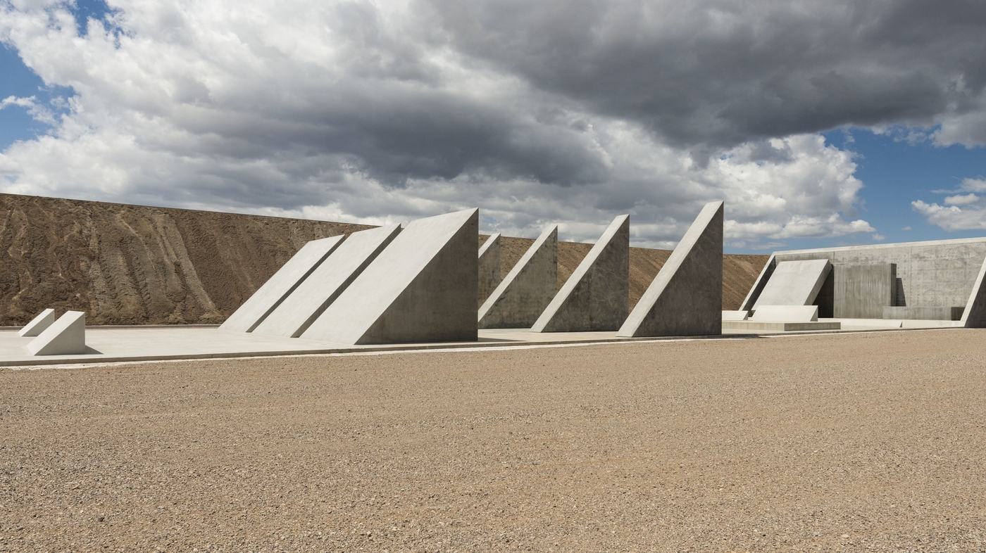 Plongez dans cette « ville » colossale du désert, mais laissez la perche à selfie à la maison