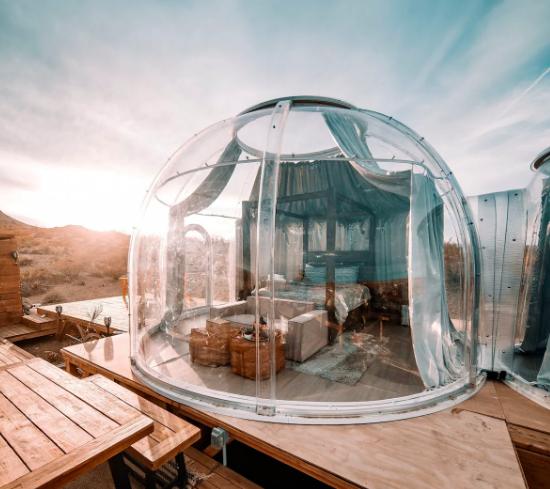 Vous pouvez observer les étoiles au milieu du désert dans ce dôme saisissant