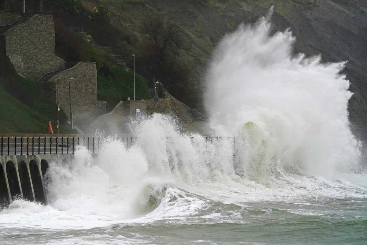 Avertissements d'inondation émis à travers la Grande-Bretagne au milieu de «fortes pluies persistantes» et d'un vent de 50 mph