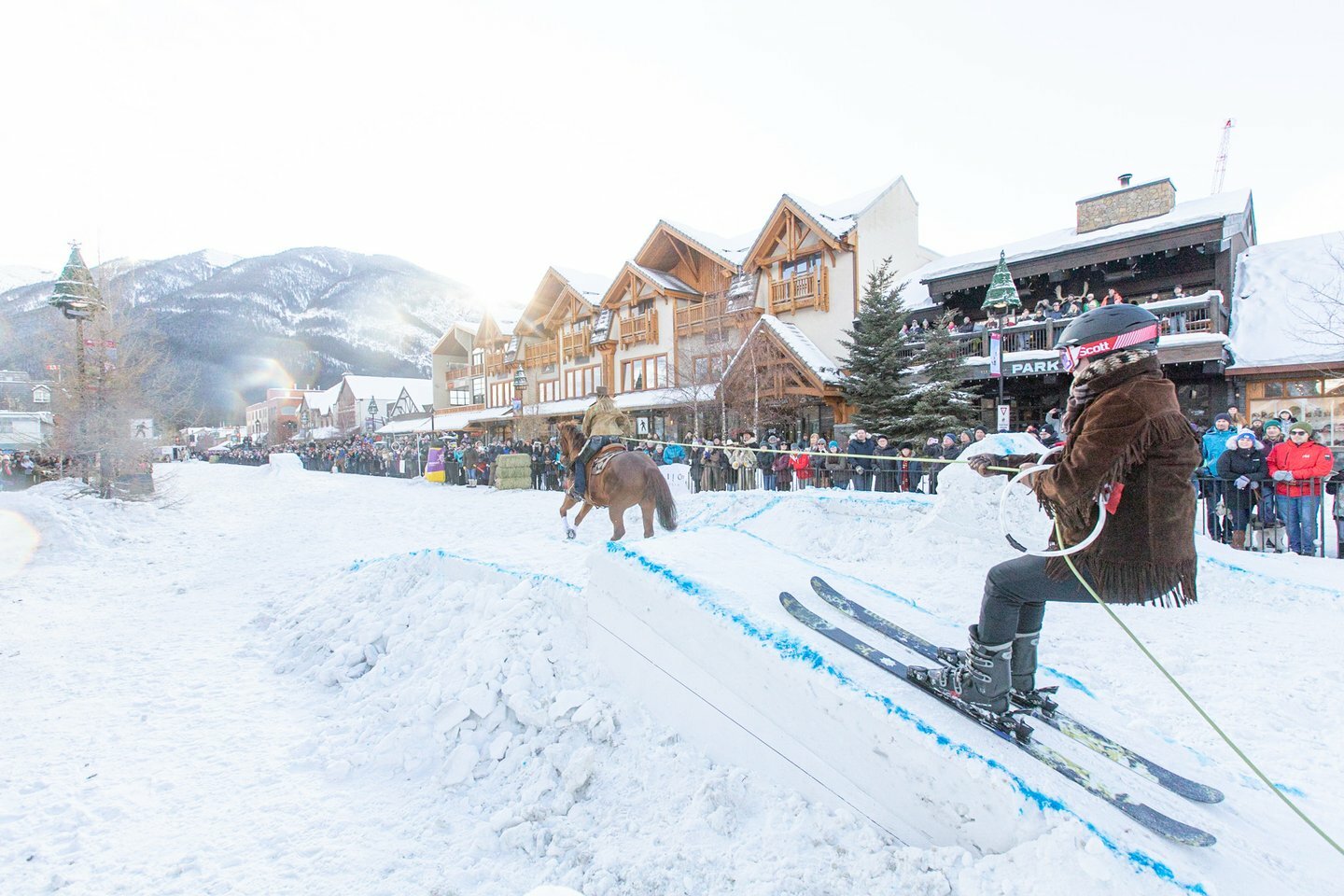 Le skijoring est le sport de neige le plus excitant que vous verrez tout l'hiver