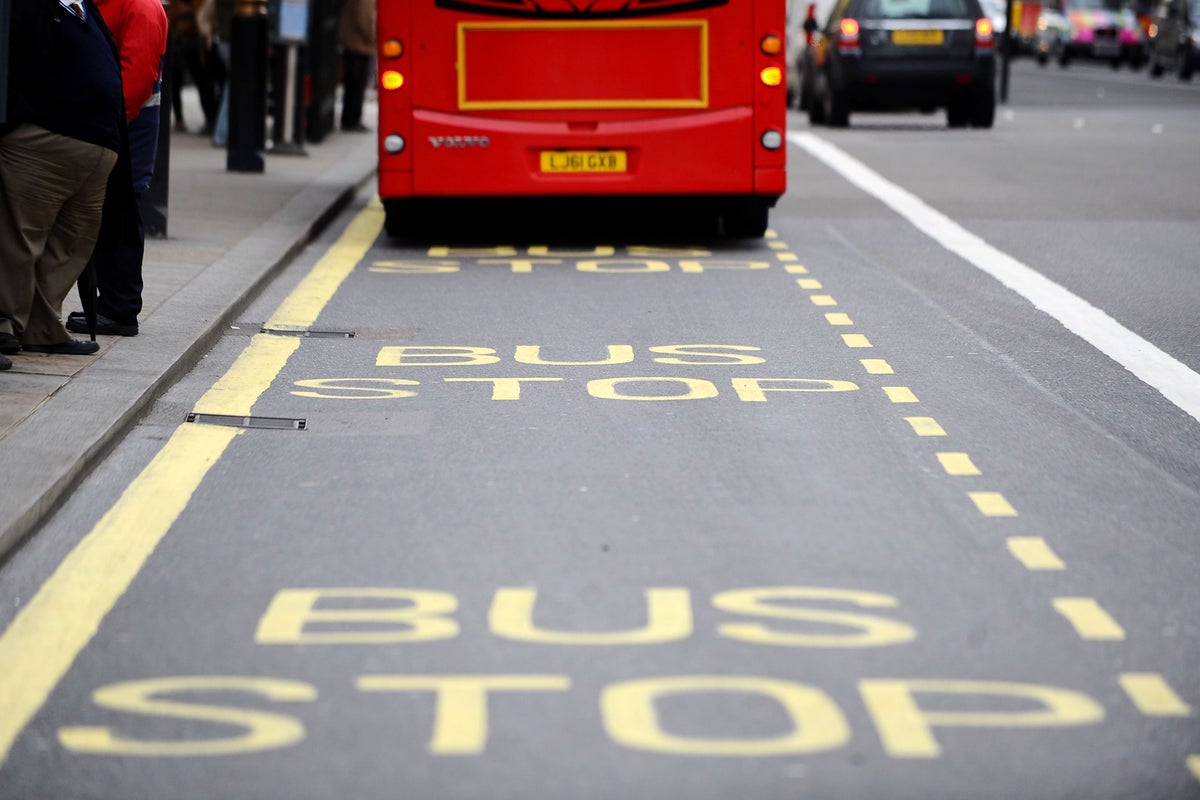 Des tarifs plafonnés à 2 £ pour rendre les bus "abordables pour tout le monde"