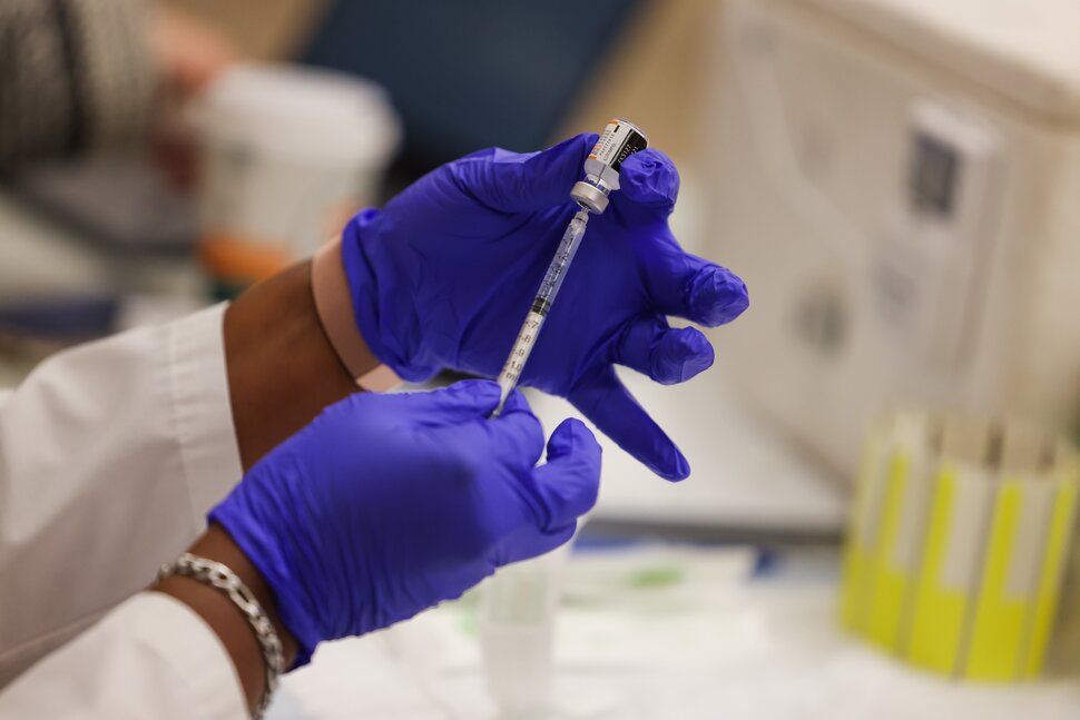 Étude du CDC : les injections de rappel COVID-19 mises à jour réduisent le risque d'infection symptomatique de XBB.1.5 |  Infos santé