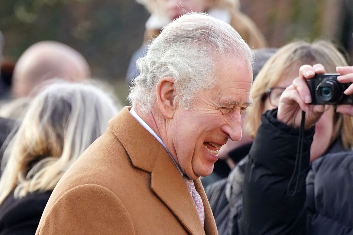 Le roi Charles souriant vu pour la première fois depuis la publication du livre révélateur de Harry
