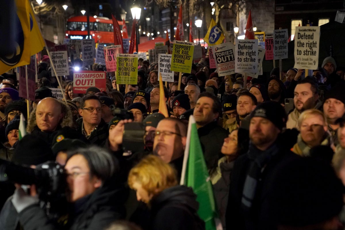 Les manifestants bravent le gel pour manifester contre le projet de loi sur les grèves controversées