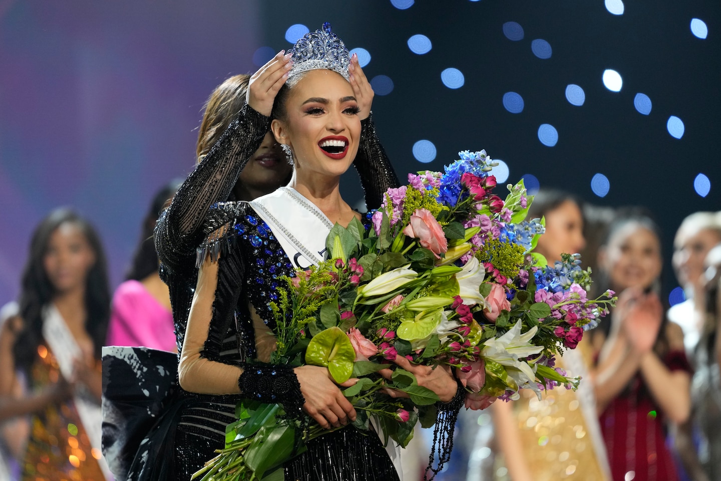 Miss USA R'Bonney Gabriel couronnée Miss Univers