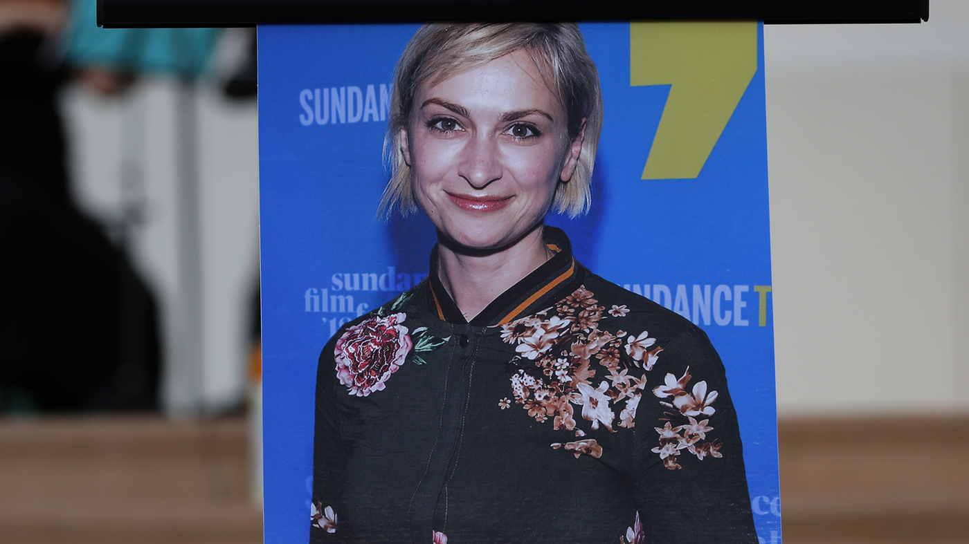 Les proches ukrainiens de Halyna Hutchins poursuivent Alec Baldwin pour sa mort sur le plateau de "Rust"