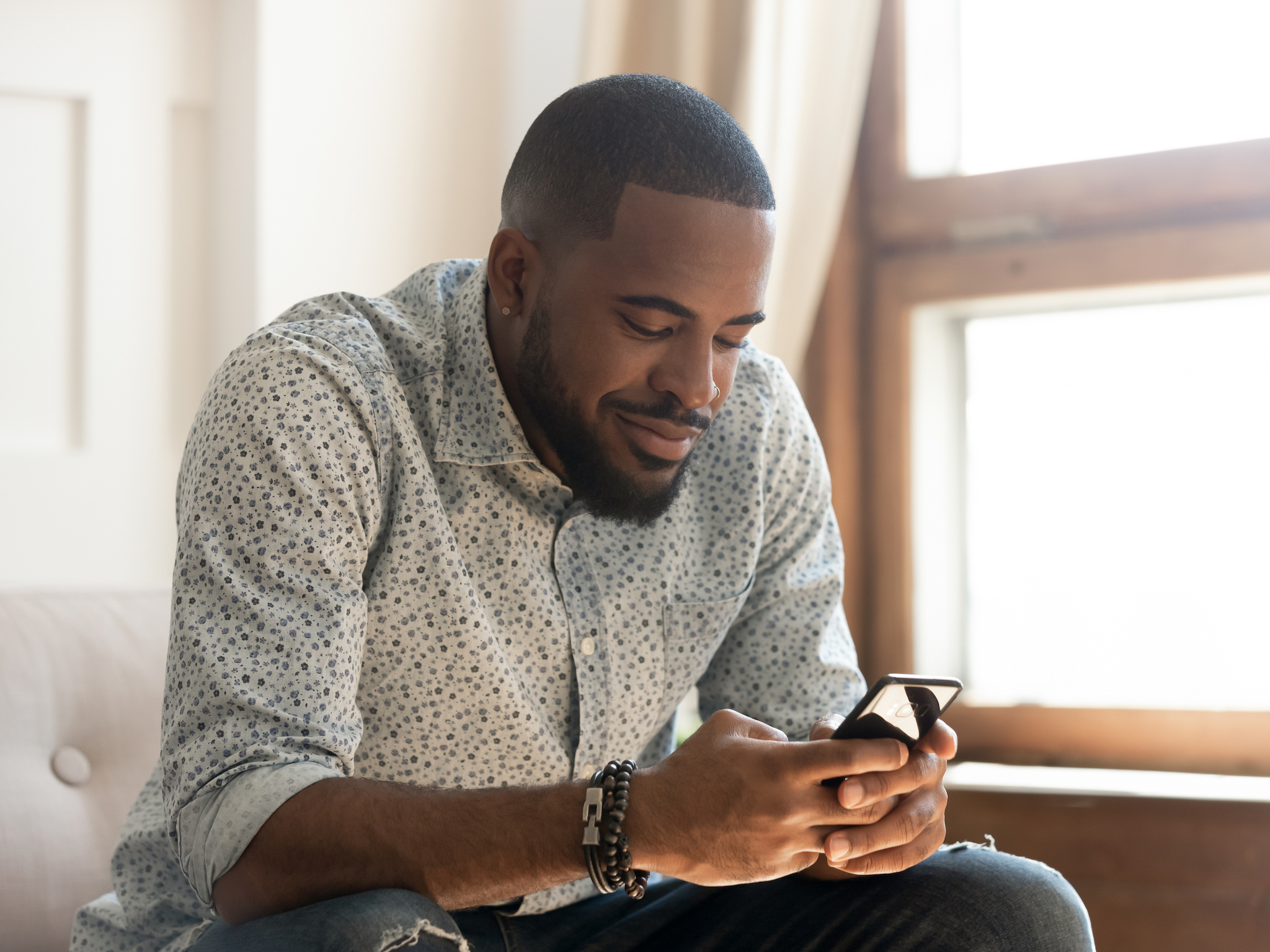 La plus grande application de rencontres au monde pour les célibataires noirs déclare que l"amour noir grandit