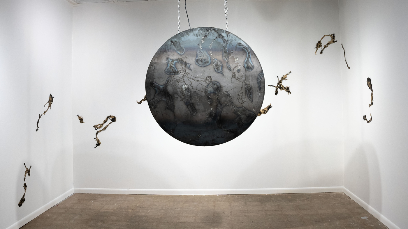 Fondant des fusils et des douilles de balles, cet artiste transforme les armes en cloches