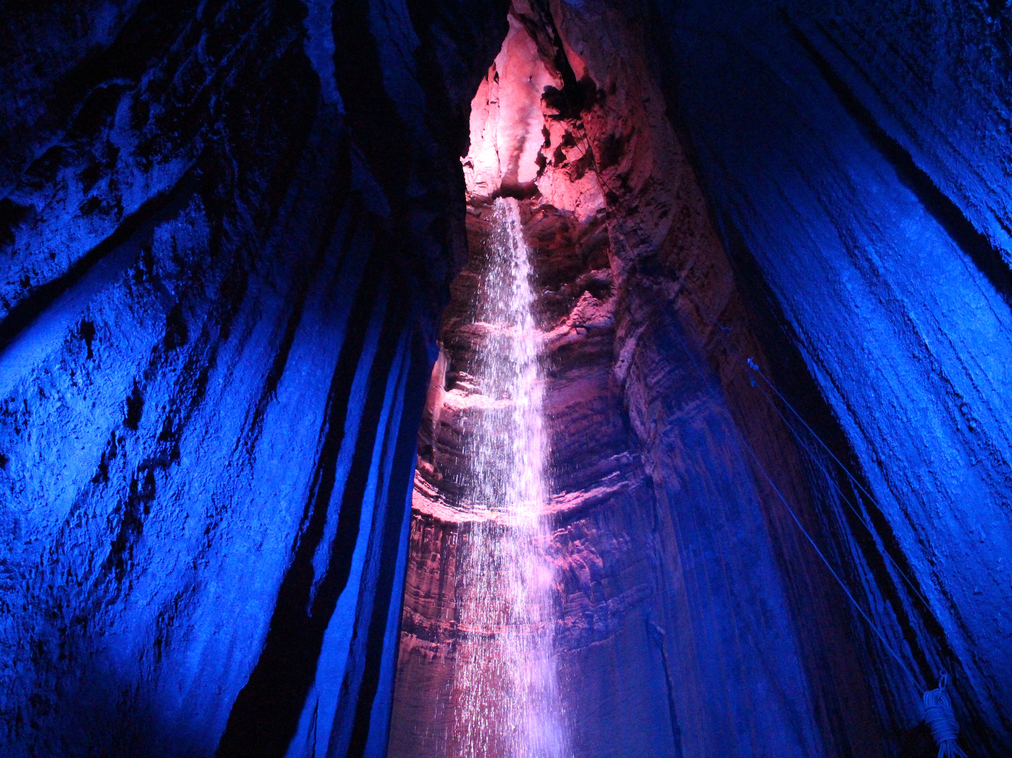 Admirez cette incroyable cascade depuis l'intérieur d'une grotte