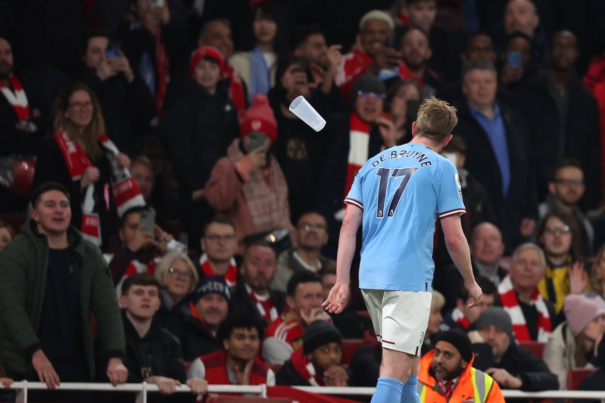 Arsenal et la FA lancent une enquête après que des fans aient jeté des bouteilles sur Kevin De Bruyne
