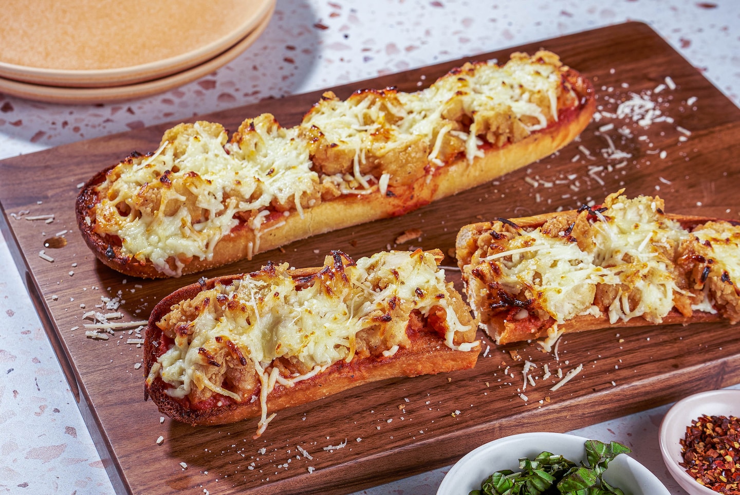 Cette recette de pizza au poulet et au pain à l'ail se penche sur les plats cuisinés