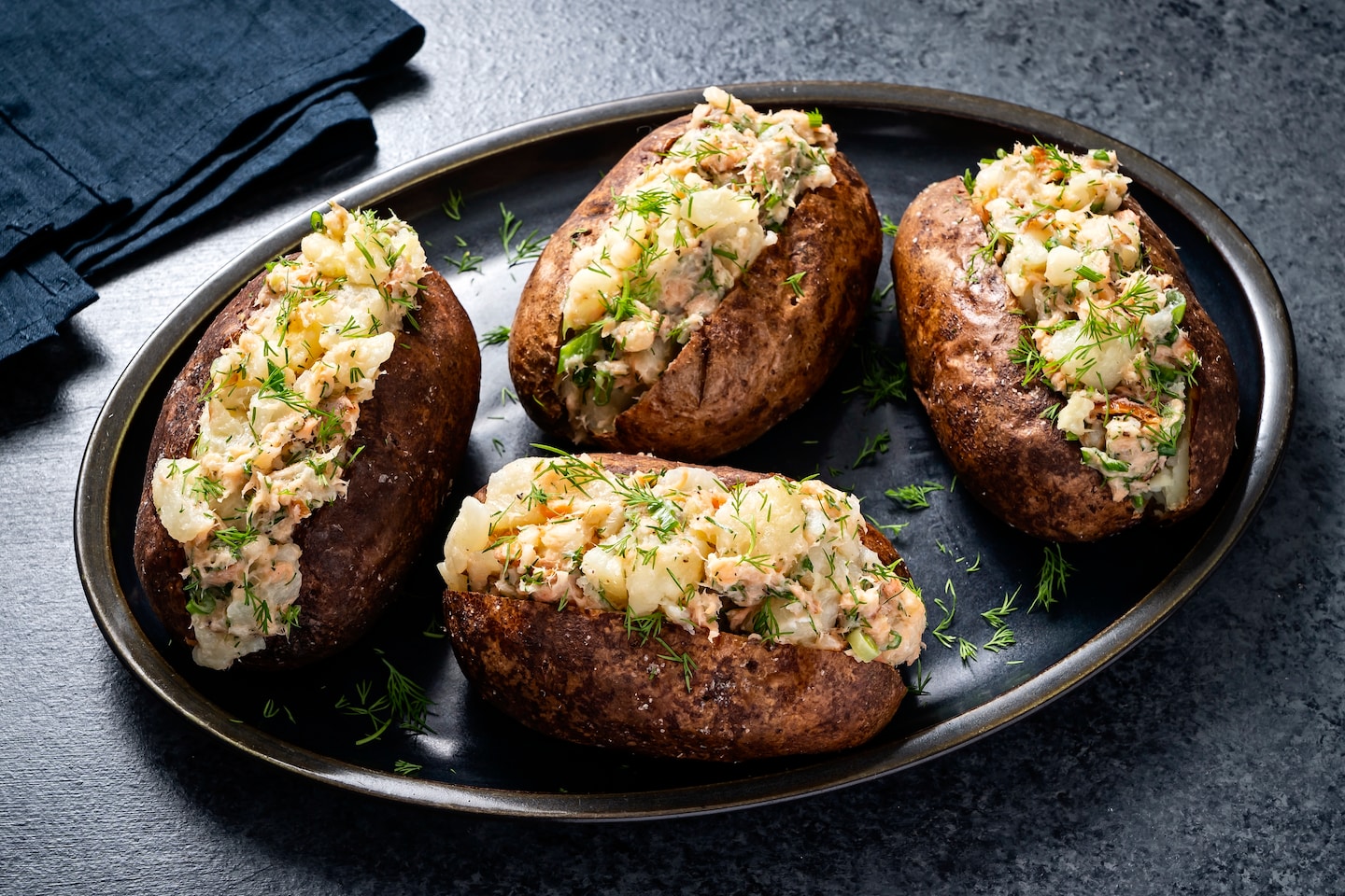 Cette recette de pommes de terre au four avec du beurre de poisson fumé élève un humble spud