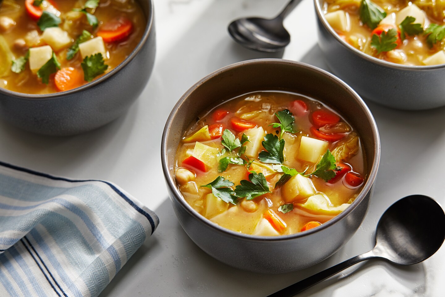 Cette recette de soupe aux légumes est rendue délicieusement mémorable avec un peu de miso