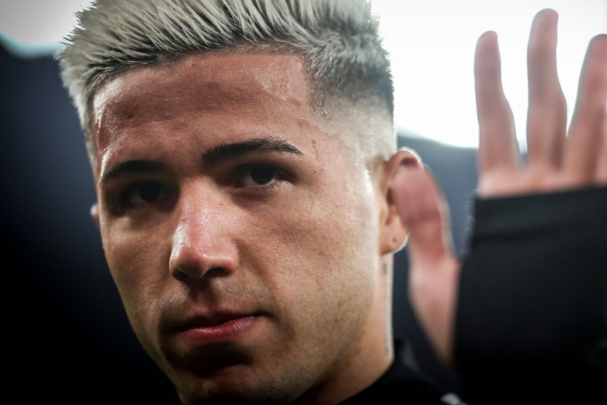 Chelsea confirme enfin la superbe signature d'Enzo Fernandez de 106,8 millions de livres sterling alors que le record de transfert britannique est battu