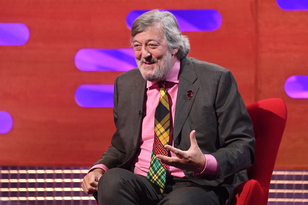 Le NHS "sous la menace" d'une "privatisation secrète", selon Stephen Fry