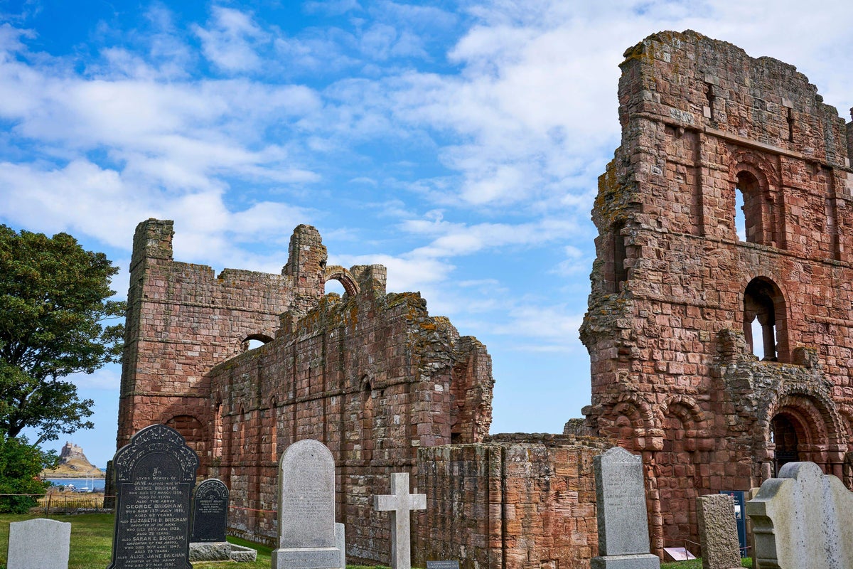 Les perles de prière les plus anciennes trouvées en Grande-Bretagne seront exposées au Prieuré de Lindisfarne