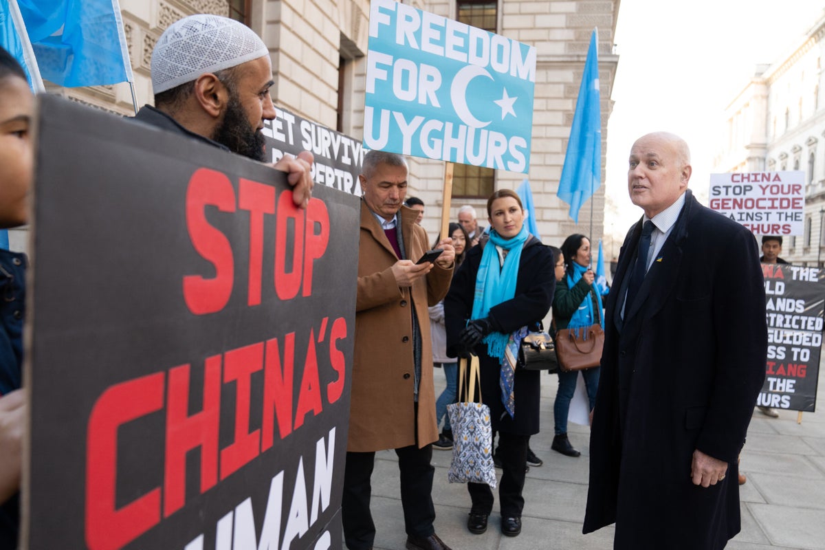 Sir Iain Duncan Smith se joint à la manifestation des militants ouïghours au FCDO