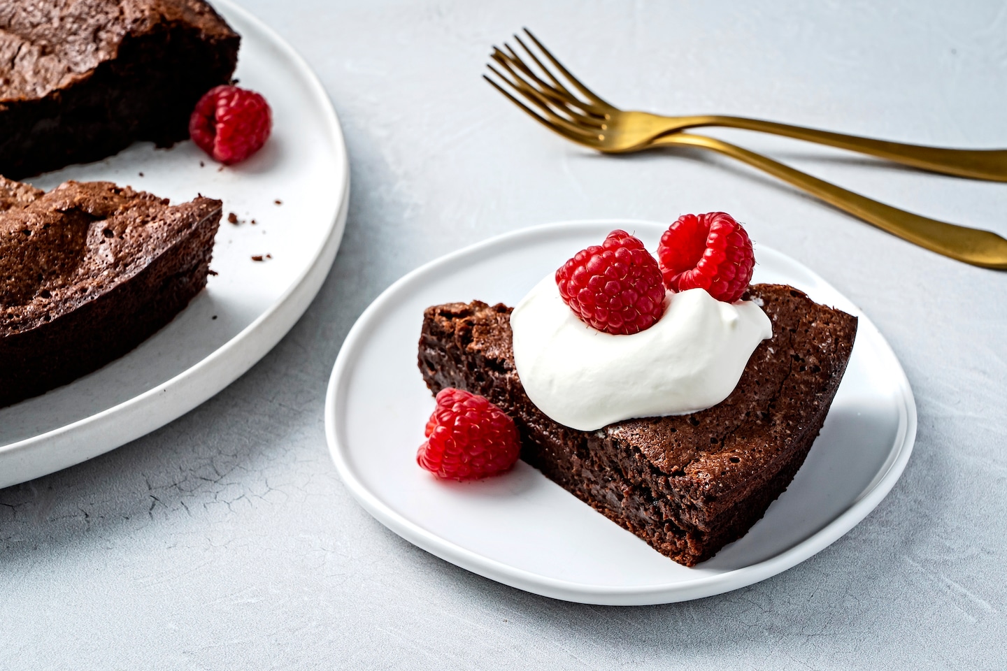 Une recette de gâteau au chocolat noir riche et riche en saveurs, mais tellement facile