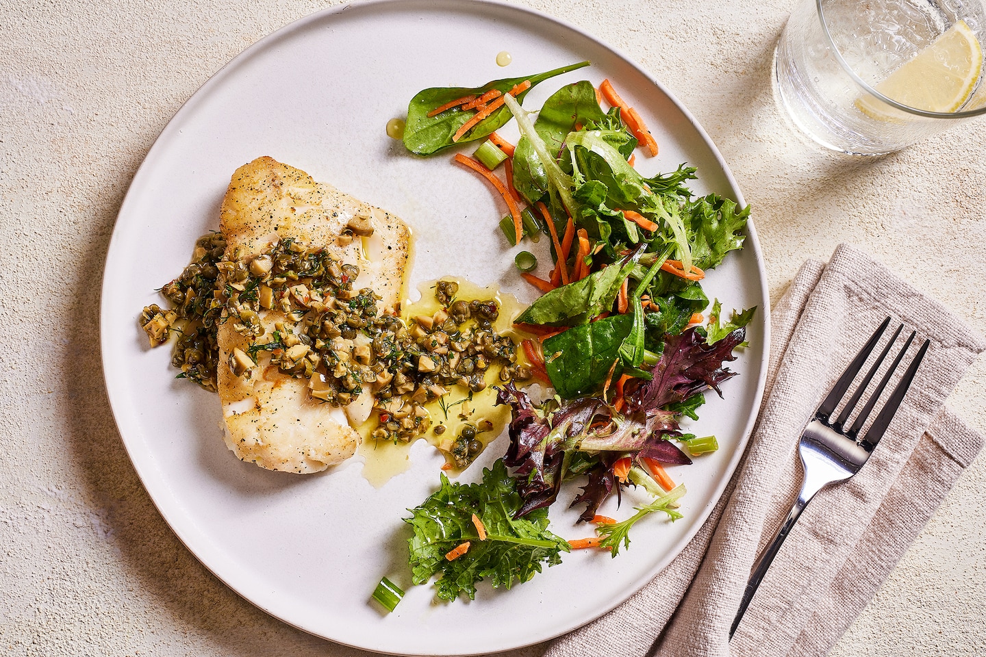 Une recette de poisson poêlé avec une salsa câpres-olives brillante et saumâtre